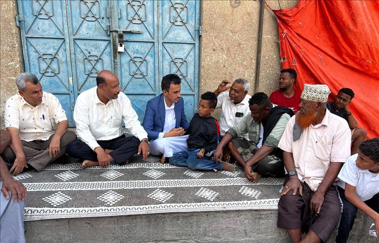 وكيل المحافظة الجيلاني يعزي أسر ضحايا أحداث الأمس ويطمئن على صحة المصابين بالمكلا