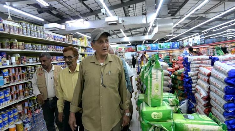 مكتب الصناعة بعدن يعلن ضبط عشر مخالفات تجارية في أسعار السلع