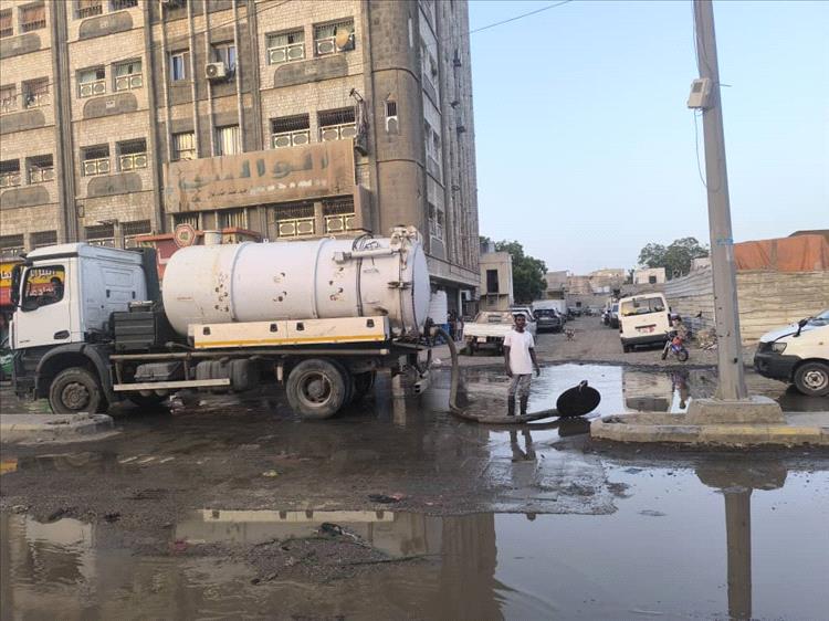 فرق مؤسسة مياه عدن تضاعف جهودها لصيانة شبكات الصرف الصحي في عدد من الأحياء بالشيخ عثمان