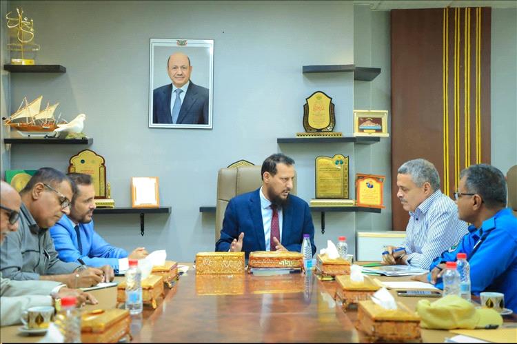 محافظ عدن يناقش معالجة الإشكاليات المرتبطة بالطرق