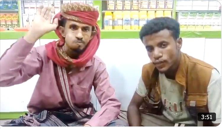 شابان يتعرضان للنهب من قبل جنود في ساحل أبين بعد حصولهما على "عنبر".. فيديو