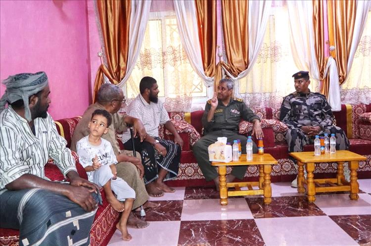 العميد الجابري يزور الملازم ثاني المحمدي قبل سفره للعلاج