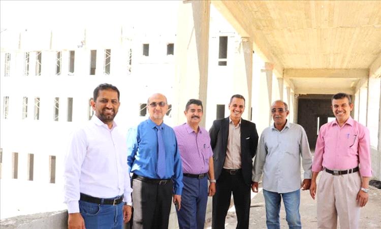 رئيس جامعة شبوة يشيد بالانجاز المتقدم في مشروع مبنى كلية الطب
