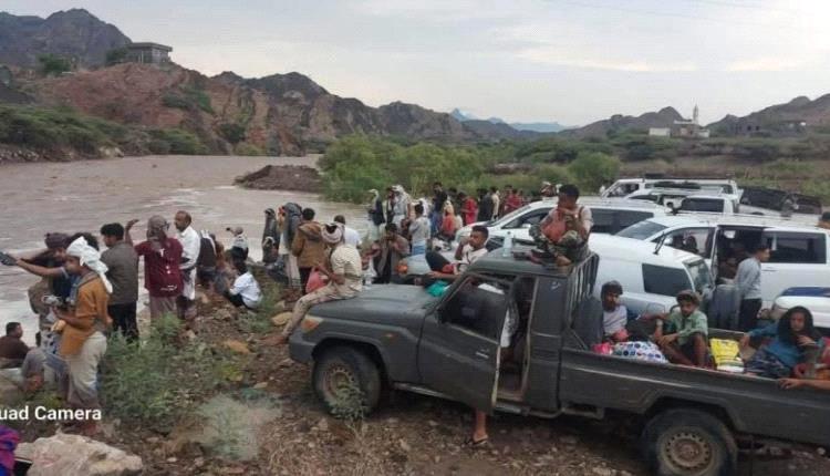 وفاة شقيقين غرقًا في سيول لحج وتحذيرات من مخاطر السباحة في مياه الأمطار