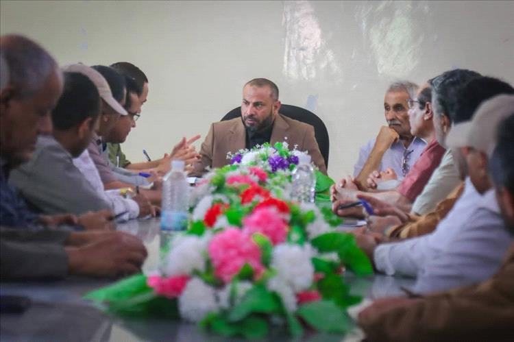 محافظ الضالع يعقد اجتماعًا مع قيادات الصحة لبحث تطوير الخدمات الطبية