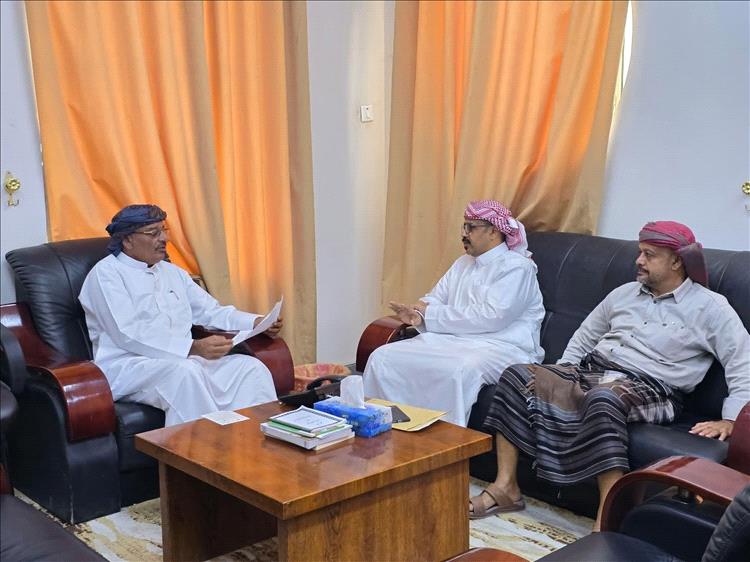 وكيل محافظة حضرموت المساعد يطلع من مدير عام مصلحة شؤون القبائل على نشاط المصلحة وخططها