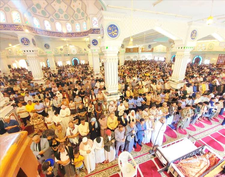 تشييع رسمي وشعبي لجثمان الطالب إبراهيم جلال بمحافظة تعز