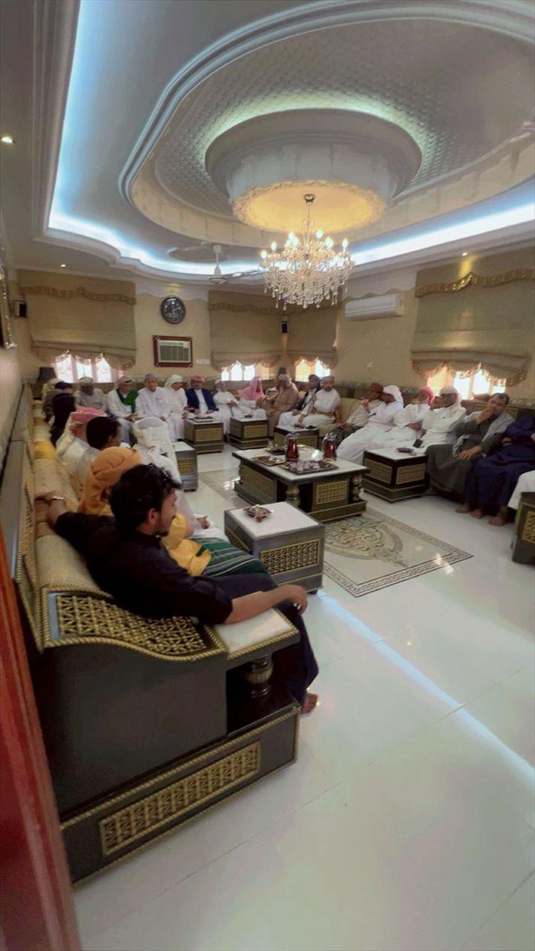 على شرف الشيخ سلطان بن زايد التميمي رئيس مصلحة شؤون القبائل.. المقدم صالح بن عائض العامري يقيم مأدبة غداء في بيته بمنطقة تاربة بمديرية سيئون