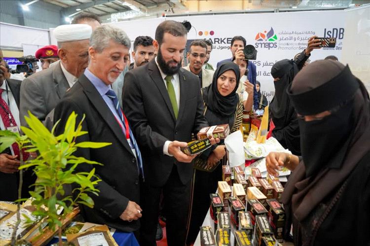 محافظ أبين يدشن المعرض الأول للمنتجات والصناعة الوطنية بعدن