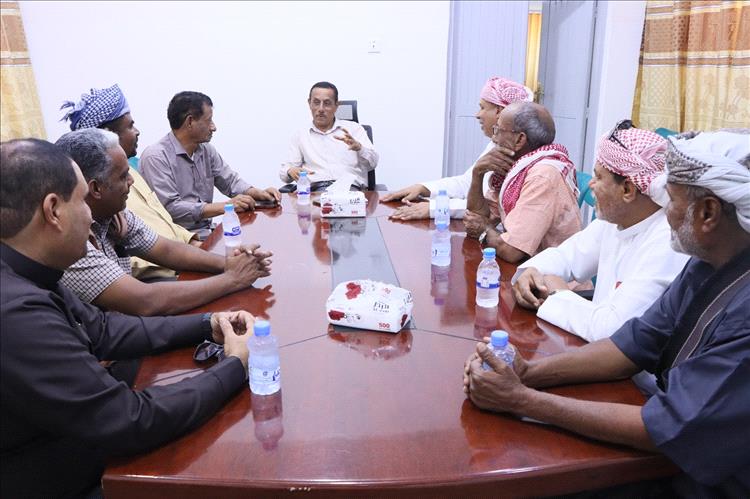 الدكتور العمودي يناقش أوضاع الخدمات الصحية بمديرية السوم مع قيادة السلطة المحلية بالمديرية