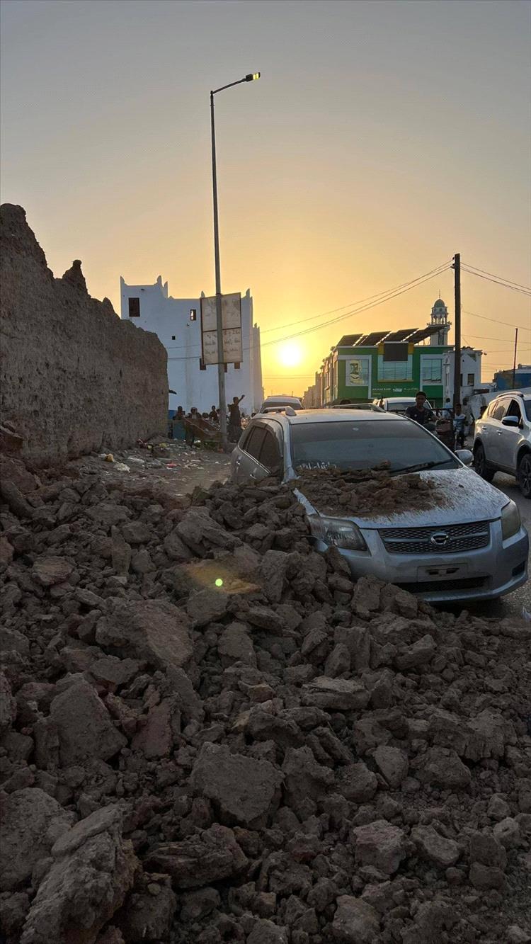 انهيار جزء من سور الشحر القديم.. جرس إنذار يكشف واقع الإهمال لمعالم حضرموت التاريخية