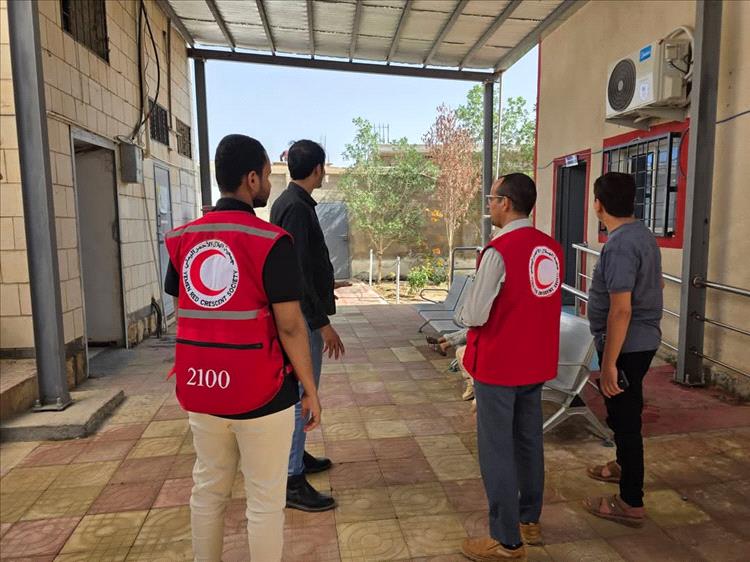 المدير التنفيذي للهلال الأحمر اليمني بمأرب يتفقد سير العمل والاحتياجات بمركز الأمومة والطفولة بالروضة