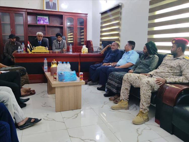 مدير عام ميناء شحن يعقد اجتماعًا موسعًا مع الجهات الأمنية والإدارات العاملة بالمنفذ