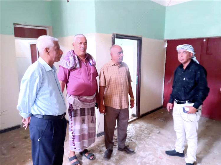 مدير زنجبار يسلم الوحدة الصحية بدهل أحمد للمقاول لتأثيثها