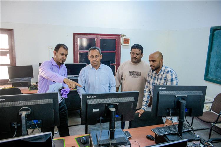 عمادة كلية الحاسوب وتكنولوجيا المعلومات تتفقد اللمسات الأخيرة لافتتاح معامل الحاسوب الحديثة