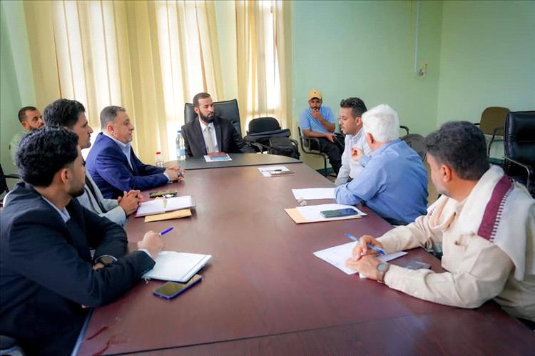 محافظ أبين خلال لقائه مدراء عموم مؤسستي  المياه والكهرباء يشدد على تحسين مستوى الخدمات
