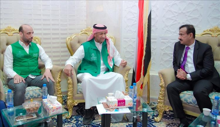 محافظ شبوة يؤكد أهمية الشراكة مع المملكة لتطوير القطاعات الخدمية.