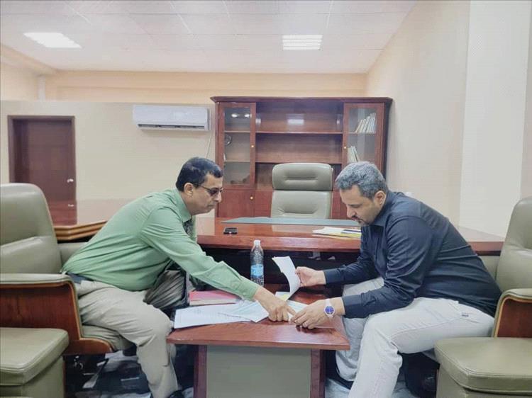 ​محافظ لحج "الحالمي" يناقش مدير عام الصحة إطلاق حملة رش ضبابي ورذاذي لمكافحة البعوض في الحوطة وتبن