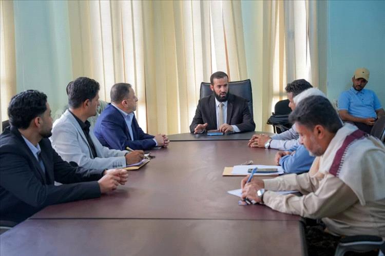 محافظ أبين خلال لقائه مدراء عموم مؤسستي المياه والكهرباء يشدد على تحسين مستوى الخدمات