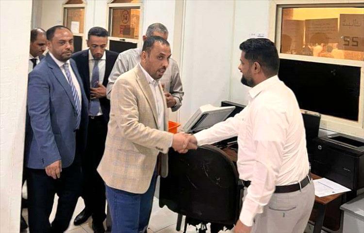 رئيس مصلحة الهجرة والجوازات والجنسية يتفقد سير العمل في قسم إصدار الجوازات بالقنصلية بجدة
