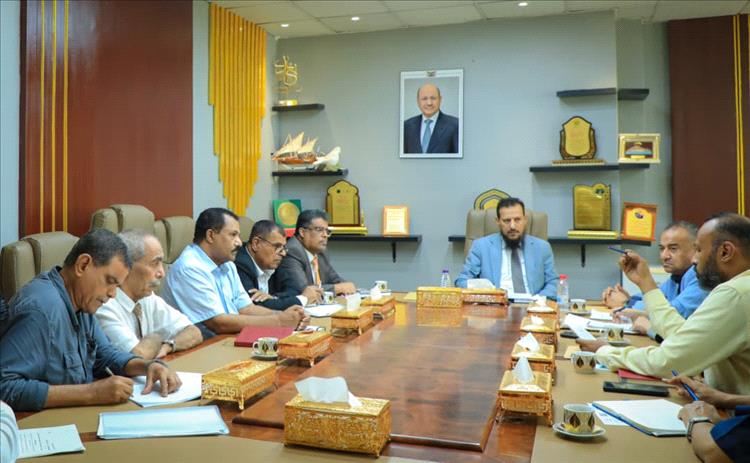 المحافظ شيخ يشدد على الحوكمة والانضباط الضريبي لتعزيز الإيرادات وتحسين الخدمات في العاصمة المؤقتة عدن