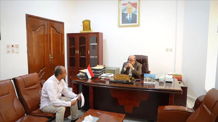 الخنبشي يناقش اوضاع المخزون الاستراتيجي للمواد الغذائية وسير العمل في القطاع الصحي وميناء المكلا