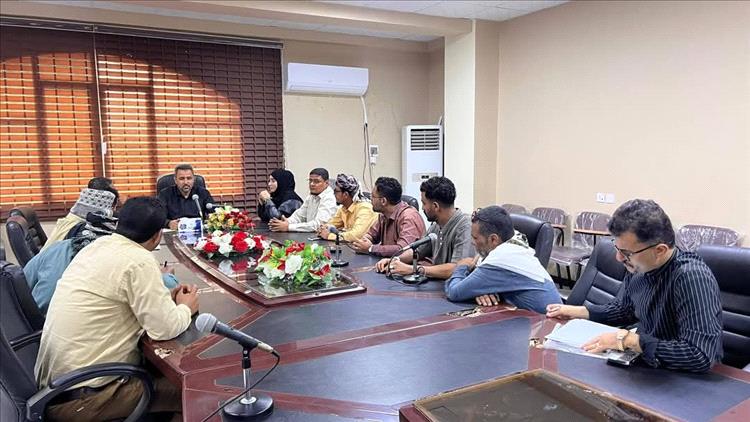 محافظ لحج يلتقي شباب الحوطة لمناقشة قضايا المديرية ومستقبلها