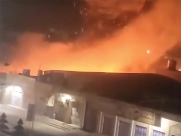 عاجل : حريق مفاجئ يلتهم حوش خردة قرب سوق القات في سيئون