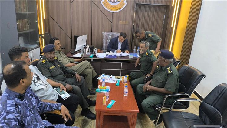 إجراء مراسم تسليم واستلام بين مديري أمن المكلا الخلف والسلف