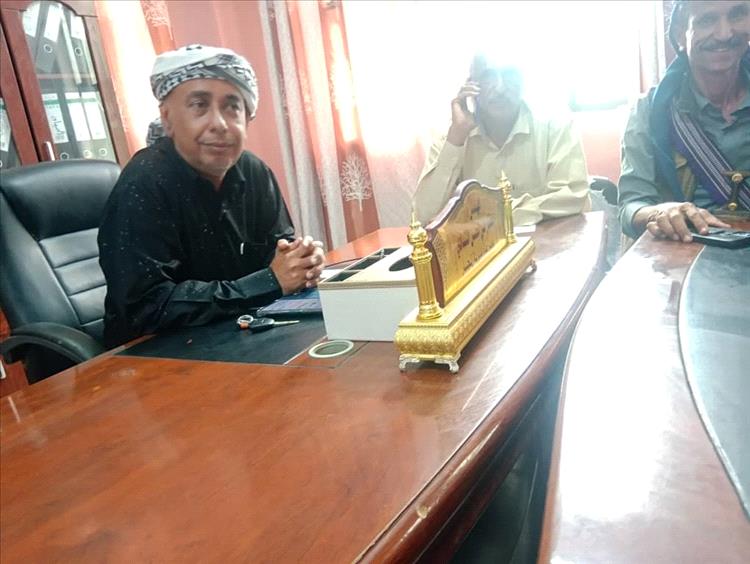 مدير عام زنجبار يلتقي مشايخ الحارات ويشدد على تفعيل الرقابة المجتمعية ومعالجة "خلل" المساعدات الإغاثية