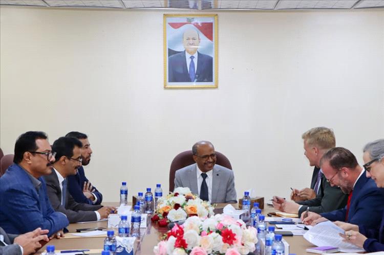 وزير النفط والمعادن يبحث مع المبعوث الأممي التحديات التي تواجه قطاع النفط والغاز