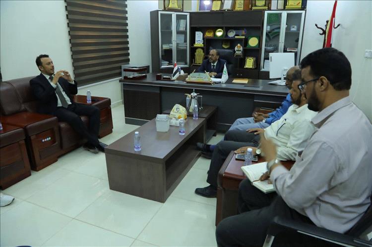 نواب رئيس جامعة المهرة يلتقون رئيس الفريق الاستشاري لإعداد خطة التنمية بمحافظة المهرة