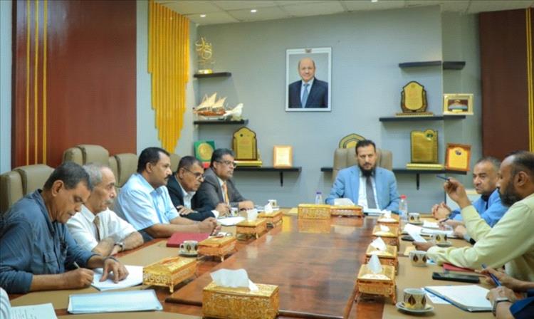 المحافظ شيخ يشدد على الحوكمة والانضباط الضريبي لتعزيز الإيرادات وتحسين الخدمات في العاصمة المؤقتة عدن