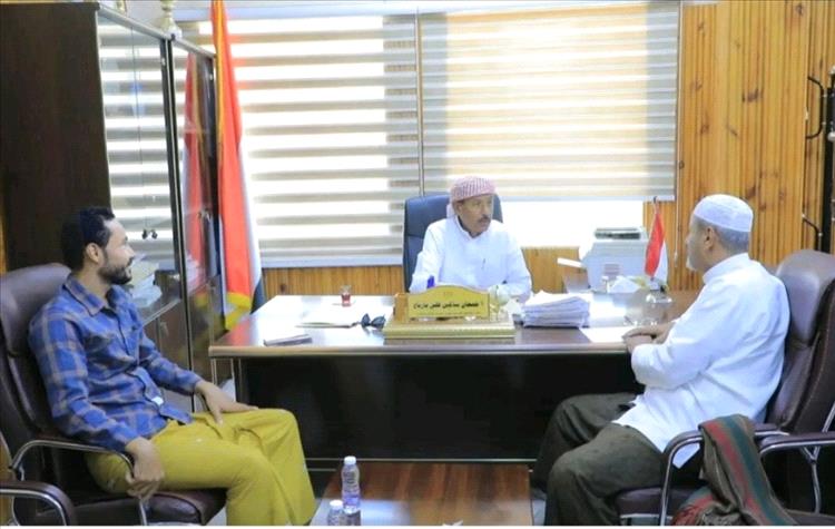 الوكيل باربّاع يطّلع على الخارطة البرامجية لقناة حضرموت ويشيد بدورها في إبراز القضايا الخدمية والتنموية