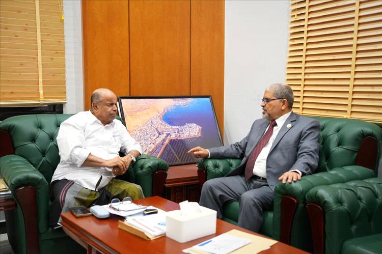 المحافظ الخنبشي يطّلع على أوضاع جامعة حضرموت وخطط تطوير مكتب الشؤون الاجتماعية والعمل