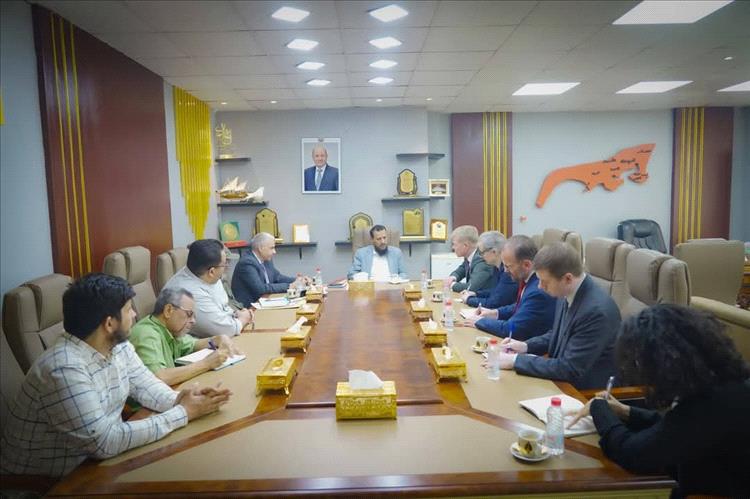 محافظ عدن يبحث مع المبعوث الأممي مستجدات الأوضاع وجهود السلام