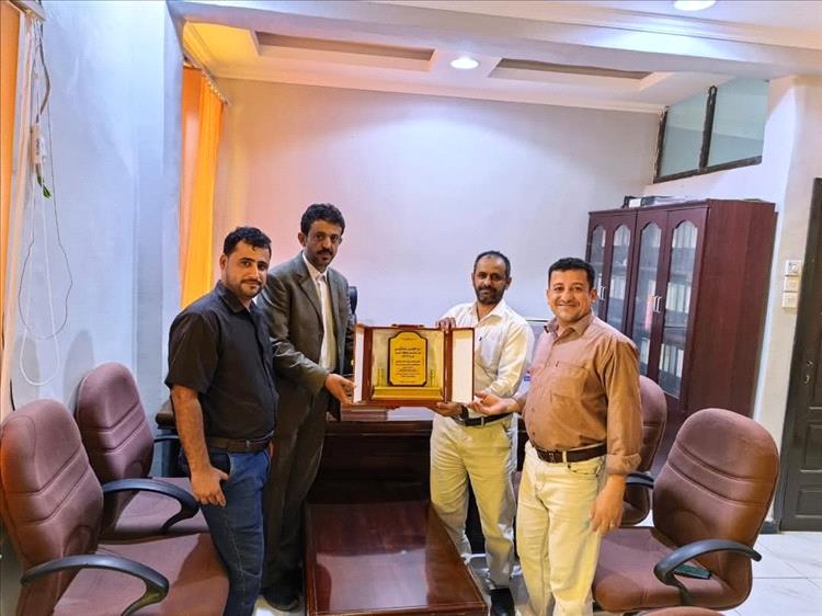 مكتب الصحة يكرّم مستشفى الدفيعة ببيحان بدرع أفضل مستشفى لعام 2025م