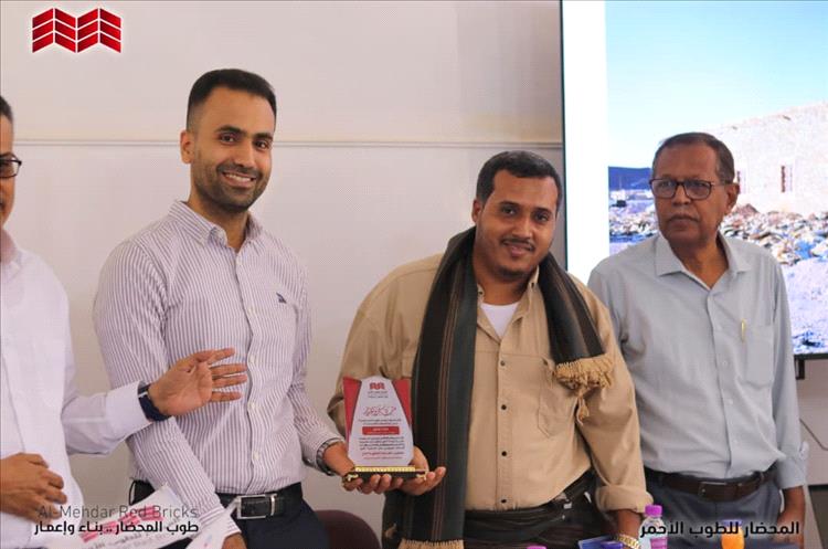 (طوب المحضار .. بناء وإعمار) ندوة تعريفية لمقاولي ومهندسي البناء بدوعن