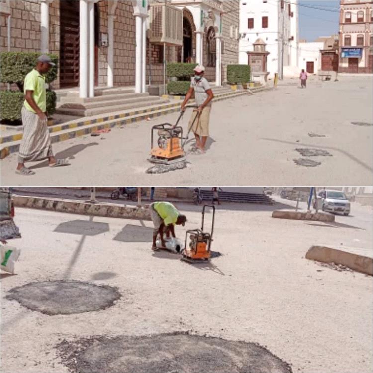 مكتب الأشغال العامة والطرق بمديرية القطن ينفذ أعمال ردم الحفريات بعد المنخفضات الجوية