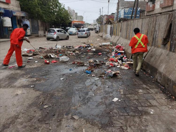 بتوجيهات من مدير عام المديرية..  تنفيذ حملة نظافة واسعة في شارع الثقافة بمديرية خور مكسر