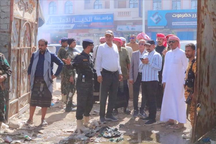 بارباع يطّلع على أضرار حريق خردة بسيئون ويوجه بنقلها خارج المدينة