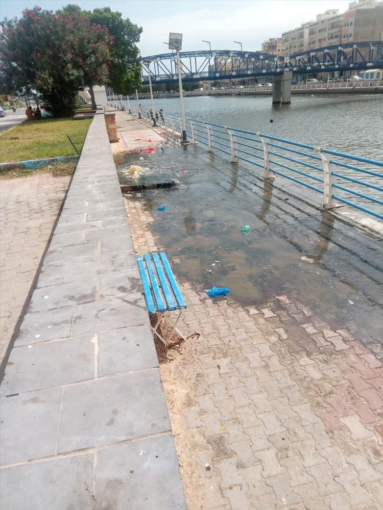 طفح مجاري يثير معاناة السكان في خور المكلا.. مناشدات عاجلة للسلطات للتدخل