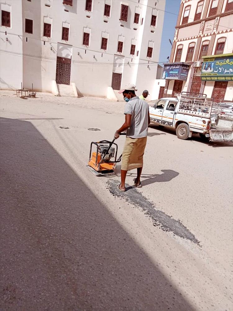 مكتب الاشغال العامة والطرق بمديرية القطن يقوم بأعمال ردم الحفريات داخل المديرية بعد المنخفضات الجوية