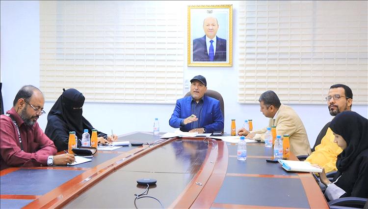 نائب وزير الصناعة يناقش مع لجنة الفريق الاقتصادي تعزيز استقرار الأسواق وتسهيل وصول الإمدادات التجارية