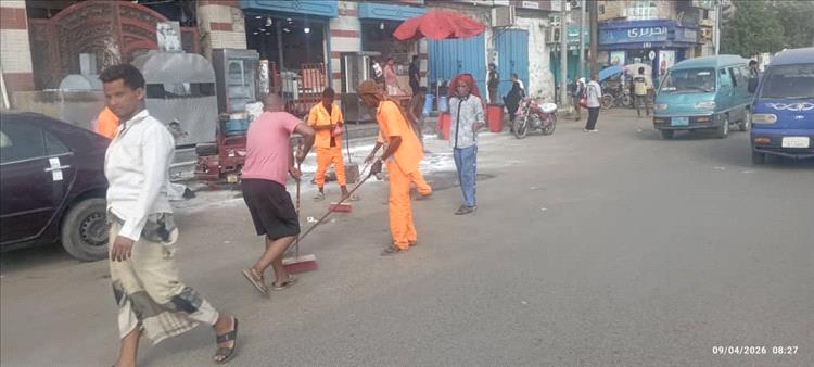 السلطة المحلية وصندوق النظافة يدشنان حملة شاملة لإزالة الأتربة في شوارع مديرية الشيخ عثمان