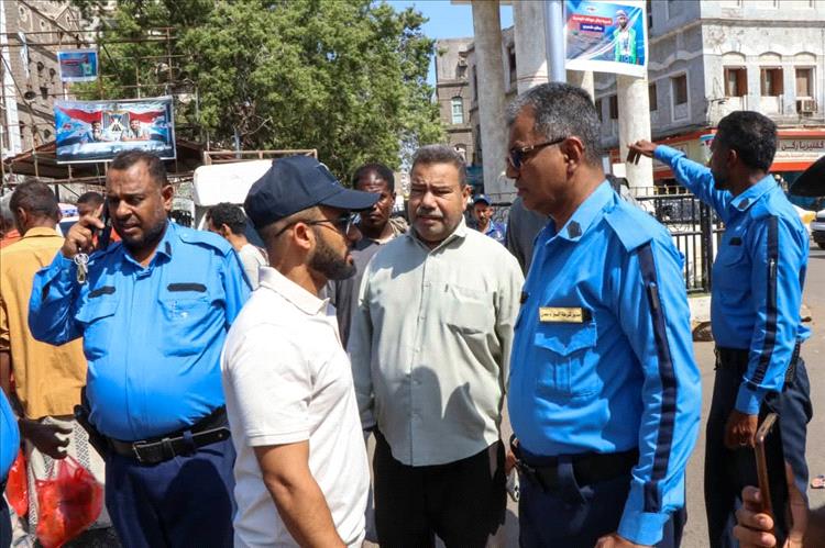 حملة ميدانية لتنظيم المرور والأسواق بمديرية صيرة في عدن