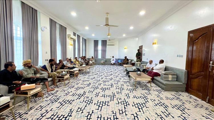 الخنبشي يلتقي أهالي ضحايا حادث مسجد الزيار بمديرية يبعث ويؤكد إنصاف الضحايا ومحاسبة المتورطين