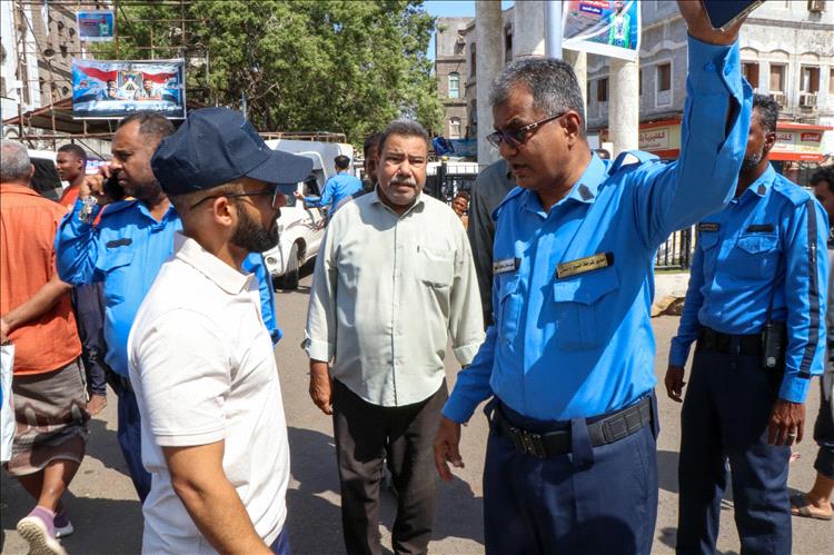 حملة ميدانية لتنظيم حركة السير والأسواق بمديرية صيرة بعدن