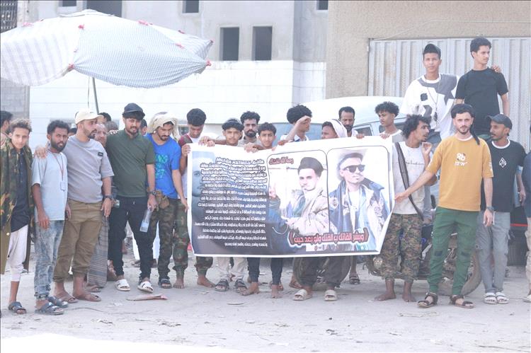 وقفة احتجاجية أمام المجمع القضائي بالمنصورة للمطالبة بالقصاص في قضية مقتل الشاب  عبدالله الهارش