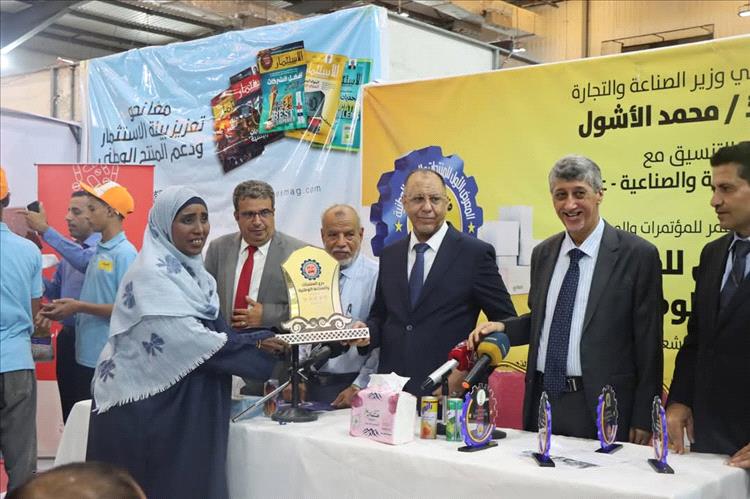 الأشول يتفقد أجنحة المعرض الأول للصناعات الوطنية بعدن ويؤكد المضي نحو توسيع قاعدة الإنتاج المحلي